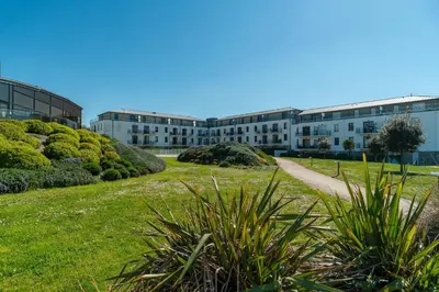 Jardin de l'établissement Les Thermes 515 - Appt avec piscine partagée