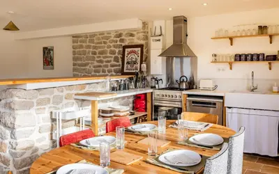 Cuisine ou kitchenette dans l'établissement Gîtes de Lézinadou - 4 personnes - Plomeur La Torche - 3 étoiles