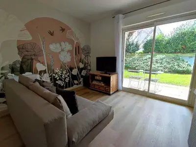 Télévision ou salle de divertissement dans l'établissement Appartement avec WIFI, terrasse, jardin à TREBEURDEN Réf - 678