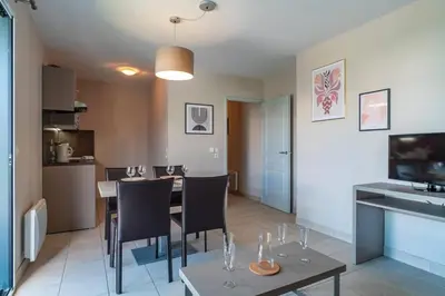 Cuisine ou kitchenette dans l'établissement Chez Elisa - Dans Résidence 4 étoiles à Concarneau