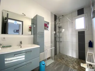 Salle de bains dans l'établissement Maison à Trébeurden : Jardin, Terrasse, WIFI, Parking, 3 Chambres, Plages et Commerces à Proximité - FR-1-368-402