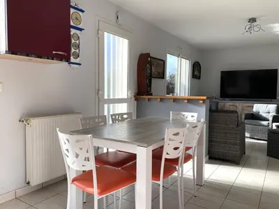 Télévision ou salle de divertissement dans l'établissement Maison VUE MER, jardin, terrasse, WIFI, au SUD, à TREBEURDEN - Réf 663