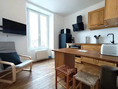 Cuisine ou kitchenette dans l'établissement Appartement rénové au centre de Trébeurden, 400m de la plage, proche commerces - FR-1-368-407