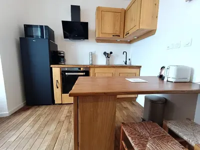 Cuisine ou kitchenette dans l'établissement Appartement rénové au centre de Trébeurden, 400m de la plage, proche commerces - FR-1-368-407