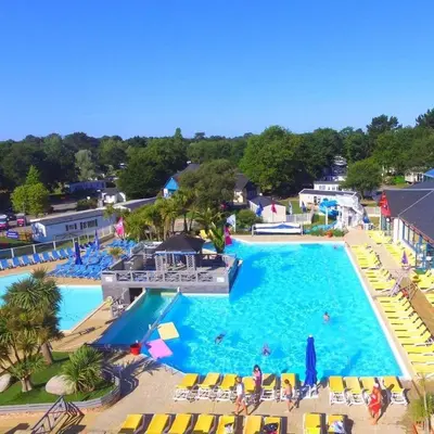 Piscine de l'établissement Mobilhome 6 pers - 3 Ch-terrasse- Domaine de Kerlann ou située à proximité