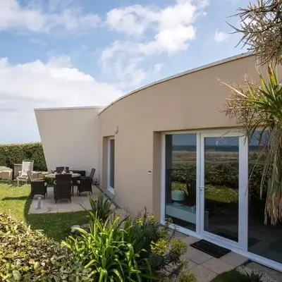 Apartment Les Pieds dans l'eau by Interhome