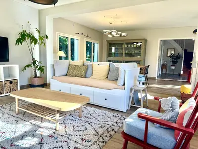 Coin salon dans l'établissement Bénodet, superbe maison 5 chambres à 150 m de la plage et restaurants