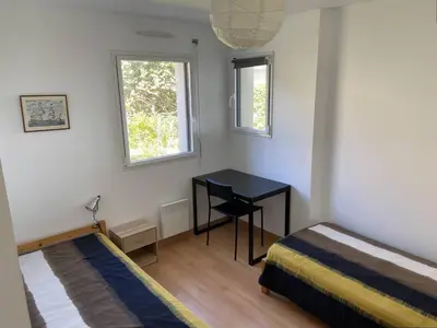 Un ou plusieurs lits dans un hébergement de l'établissement Appartement avec terrasse, WIFI à 100m de la plage à Trébeurden - FR-1-368-424
