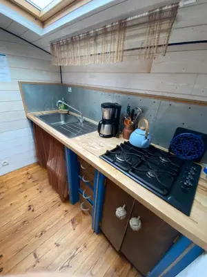 Cuisine ou kitchenette dans l'établissement La Roulotte de Kastell dinn à Morgat