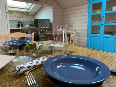 Cuisine ou kitchenette dans l'établissement La Roulotte de Kastell dinn à Morgat