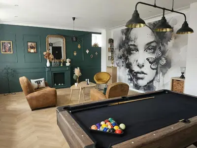Billard dans l'établissement GÎTE Le Parisien Appartement privé en Duplex avec accès jacuzzi à 10min des plages