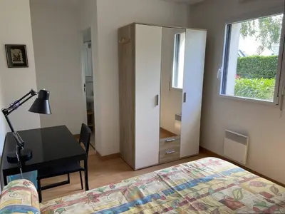 Un ou plusieurs lits dans un hébergement de l'établissement Appartement VUE SUR MER avec WIFI, terrasse à TREBEURDEN - Réf 673
