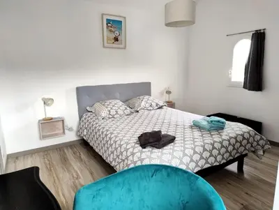 Un ou plusieurs lits dans un hébergement de l'établissement La Villa du Cap - piscine intérieure chauffée toute l'année - salle de billard