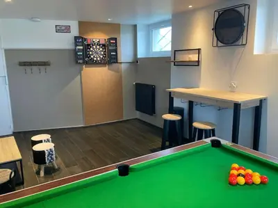 Billard dans l'établissement La Villa du Cap - piscine intérieure chauffée toute l'année - salle de billard