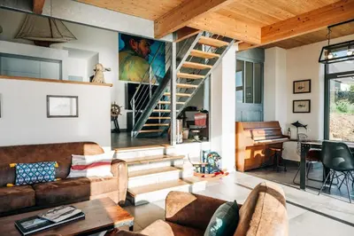 Coin salon dans l'établissement Le Chantier d 'Ernest- Loft T4 les pieds dans l' eau