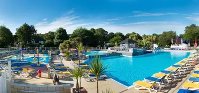 Piscine de l'établissement mobil home Eleganzia domaine de kerlann ou située à proximité