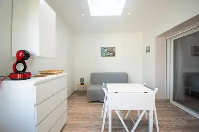 Cuisine ou kitchenette dans l'établissement Le Petit Moulin I Plage et terrasse
