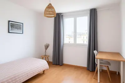 Un ou plusieurs lits dans un hébergement de l'établissement Chambre dans un appartement spacieux de 92m2