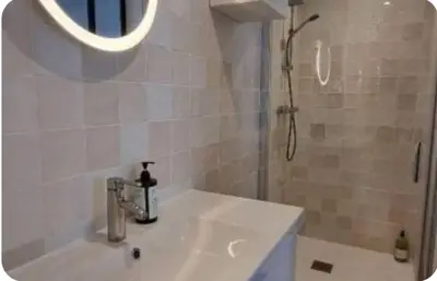 Salle de bains dans l'établissement BORD de MER au COEUR de Bénodet, beau duplex contemporain tout equipe