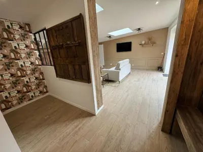 Télévision ou salle de divertissement dans l'établissement Appartement, terrasse de plain-pied