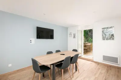 Télévision ou salle de divertissement dans l'établissement Chambre indépendante Rafale