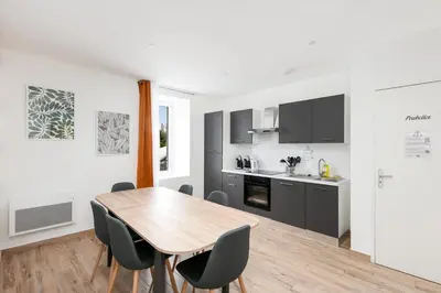 Cuisine ou kitchenette dans l'établissement Chambre indépendante Pétole