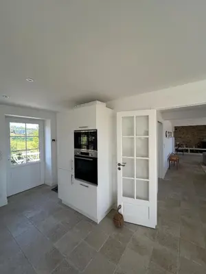 Cuisine ou kitchenette dans l'établissement Luxury villa on the sea in Brittany