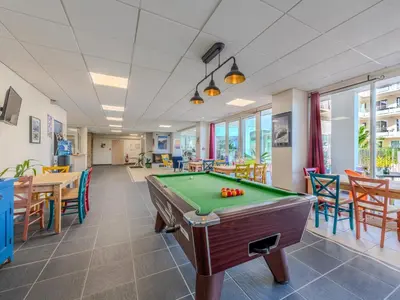 Billard dans l'établissement D de Bertheaume N413 2P5