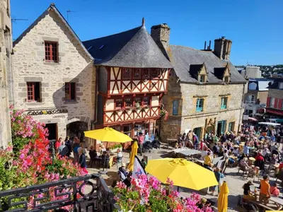 Clients de l'établissement Les Chalets de Kerescar - Gîtes et lodge face à la mer - Bretagne