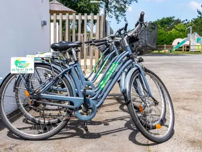 Vélo sur le terrain de l'établissement Mobil home confortable - 6 personnes - Tréguennec - API-1-52-1047 ou dans les environs