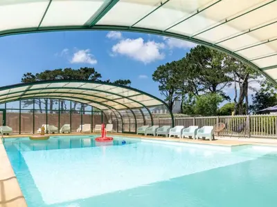 Piscine de l'établissement Mobil home confortable - 6 personnes - Tréguennec - API-1-52-1047 ou située à proximité