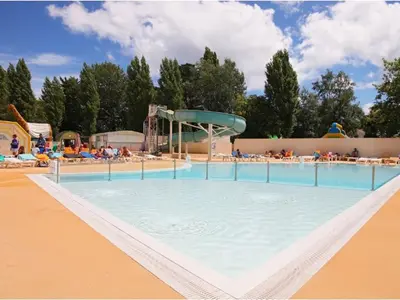 Piscine de l'établissement Chalet cosy avec terrasse à Bénodet - API-1-52-1447 ou située à proximité