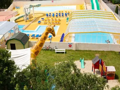 Piscine de l'établissement Chalet 20m² avec Terrasse à Bénodet - API-1-52-1445 ou située à proximité