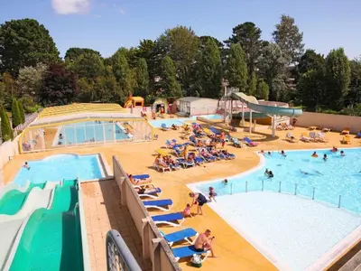 Piscine de l'établissement Chalet 20m² avec Terrasse à Bénodet - API-1-52-1445 ou située à proximité