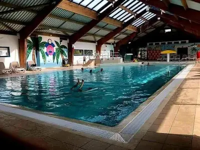 Piscine de l'établissement Mobilhome tout confort domaine de kerlann ou située à proximité