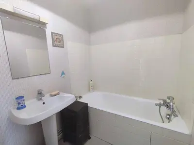 Salle de bains dans l'établissement Appartement avec 2 chambres, balcon et superbe vue mer à quelques pas de la plage de Tresmeur - FR-1-368-148
