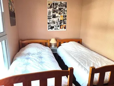 Un ou plusieurs lits dans un hébergement de l'établissement Appartement avec 2 chambres, balcon et superbe vue mer à quelques pas de la plage de Tresmeur - FR-1-368-148