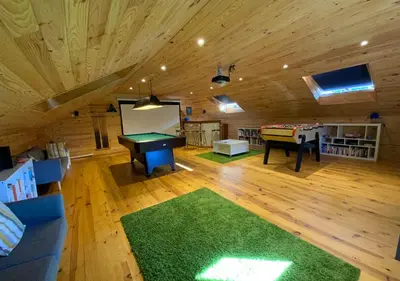 Télévision ou salle de divertissement dans l'établissement Stable Chambre d'Hôte at Kergudon, CdH with pool