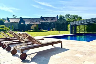 Piscine de l'établissement Hayloft at Kergudon Gîtes, Couples' gîte with pool ou située à proximité