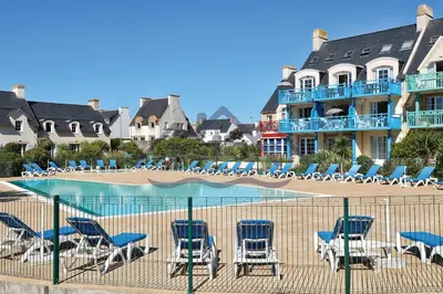 Piscine de l'établissement LocaLise au Guilvinec - A16 - Vue sur la mer, la piscine et le jardin - Tout à pied, plages, port, centre, commerces, marché - Wifi inclus - Animaux bienvenus - Linge de lit inclus ou située à proximité