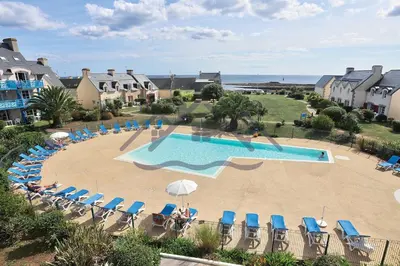 Piscine de l'établissement LocaLise au Guilvinec - A16 - Vue sur la mer, la piscine et le jardin - Tout à pied, plages, port, centre, commerces, marché - Wifi inclus - Animaux bienvenus - Linge de lit inclus ou située à proximité