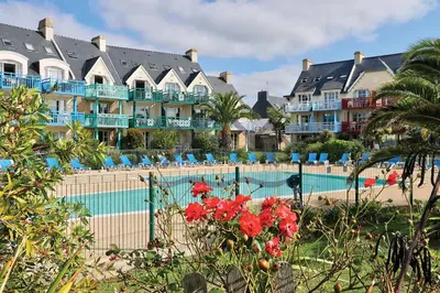 Piscine de l'établissement LocaLise - Maison E4 au Guilvinec - A 20m de la mer avec jardin et piscine - Tout à pied, plages, port, centre, commerces, marché - Wifi inclus - Linge de lit inclus - Animaux bienvenus ou située à proximité