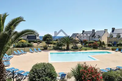 Piscine de l'établissement LocaLise au Guilvinec - A15 - Vue sur la mer la piscine et le jardin - Tout à pied, plages, port, centre, commerces, marché - Wifi inclus - Animaux bienvenus - Linge de lit inclus ou située à proximité