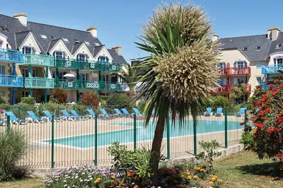 Piscine de l'établissement LocaLise au Guilvinec - A15 - Vue sur la mer la piscine et le jardin - Tout à pied, plages, port, centre, commerces, marché - Wifi inclus - Animaux bienvenus - Linge de lit inclus ou située à proximité