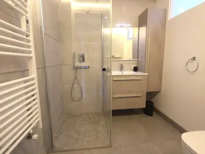 Salle de bains dans l'établissement Maison rénovée 3 étoiles à 150m de la plage, idéale pour familles avec espace enfants et Wifi - FR-1-481-116
