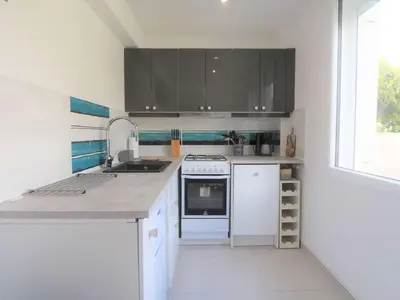 Cuisine ou kitchenette dans l'établissement Maison rénovée 3 étoiles à 150m de la plage, idéale pour familles avec espace enfants et Wifi - FR-1-481-116