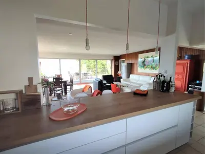 Cuisine ou kitchenette dans l'établissement Villa vue mer avec terrasse de 50m2 donnant sur la plage de Goas Treiz à TREBEURDEN Ref-674