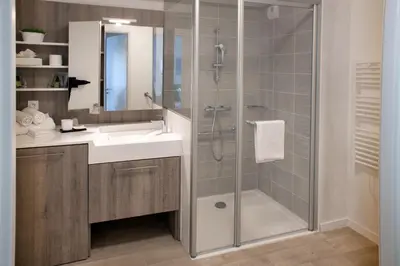 Salle de bains dans l'établissement DOMITYS LES GAVOTTES