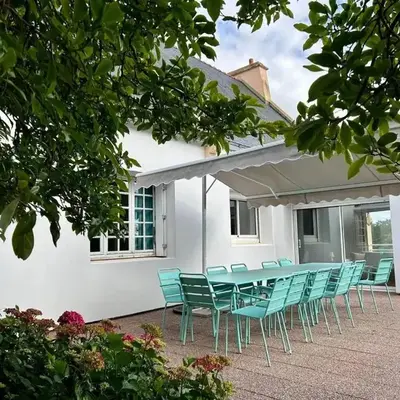 Villa spacieuse Saint-Hernin avec spa convivial