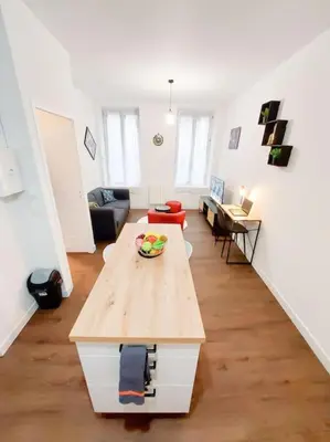 Télévision ou salle de divertissement dans l'établissement Beau T2 hypercentre à la cathédrale